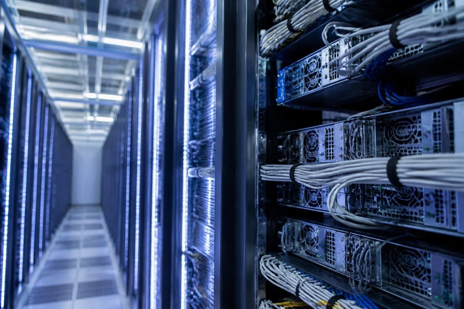 Bitcoin klemmes ved $65 300 — whale-short på $102M likvidert mens ETF-innstrømming holder gulvet